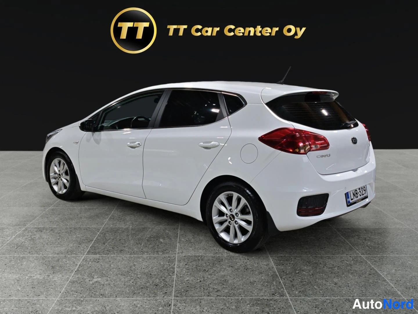 Valkoinen Kia Ceed 2017, takaviisto, kuva 6