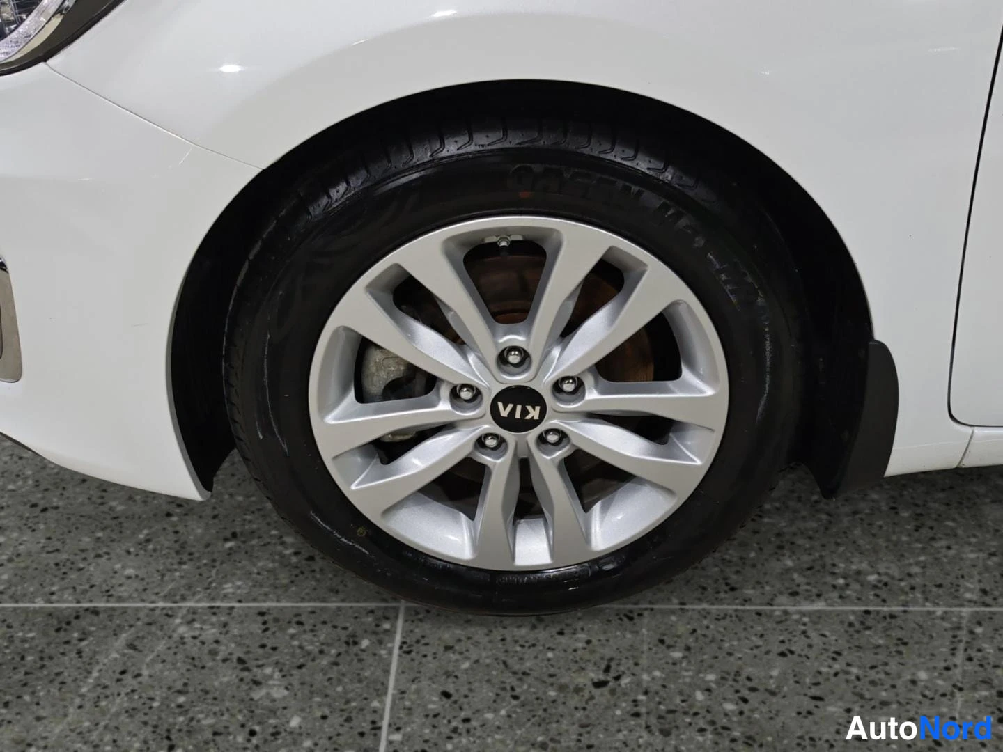 Valkoinen Kia Ceed 2017, yksityiskohta, kuva 17