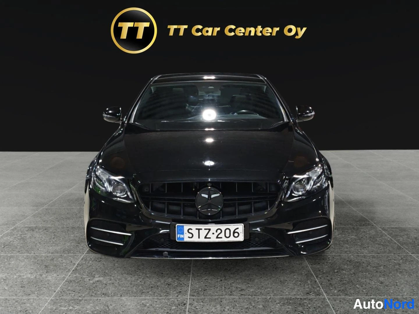 Musta Mercedes-Benz E 2016, edestä, kuva 4