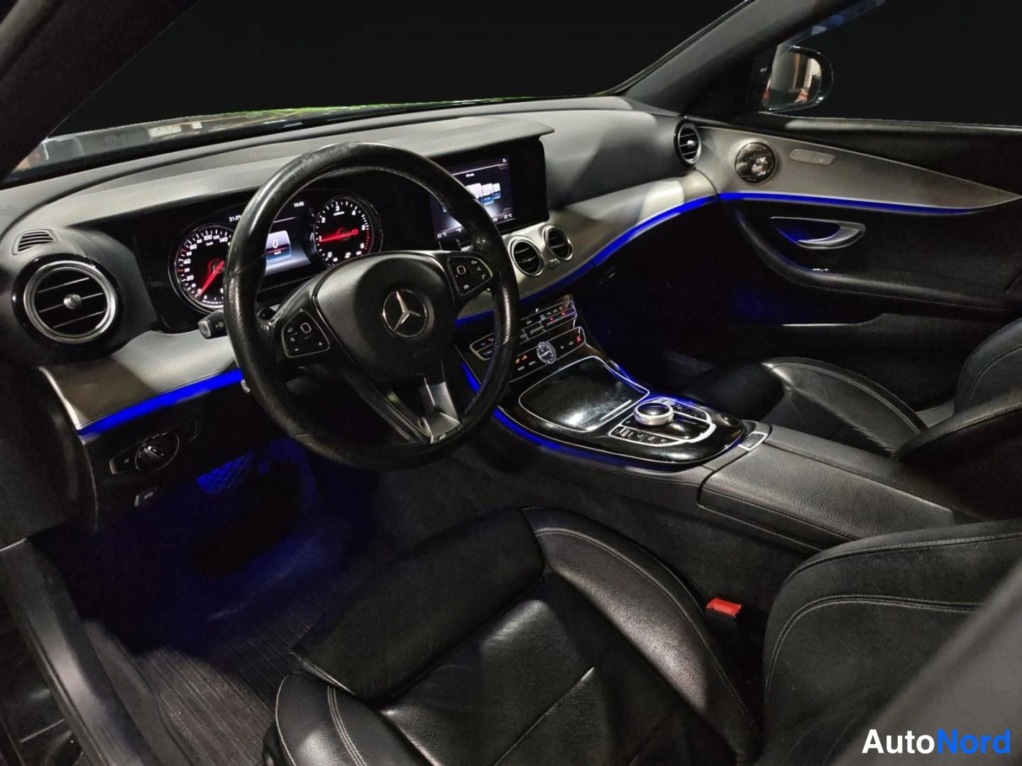 Musta Mercedes-Benz E 2016, ohjaamo, kuva 10