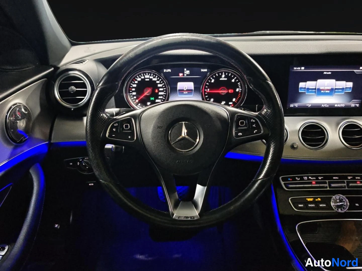 Musta Mercedes-Benz E 2016, ohjaamo, kuva 12