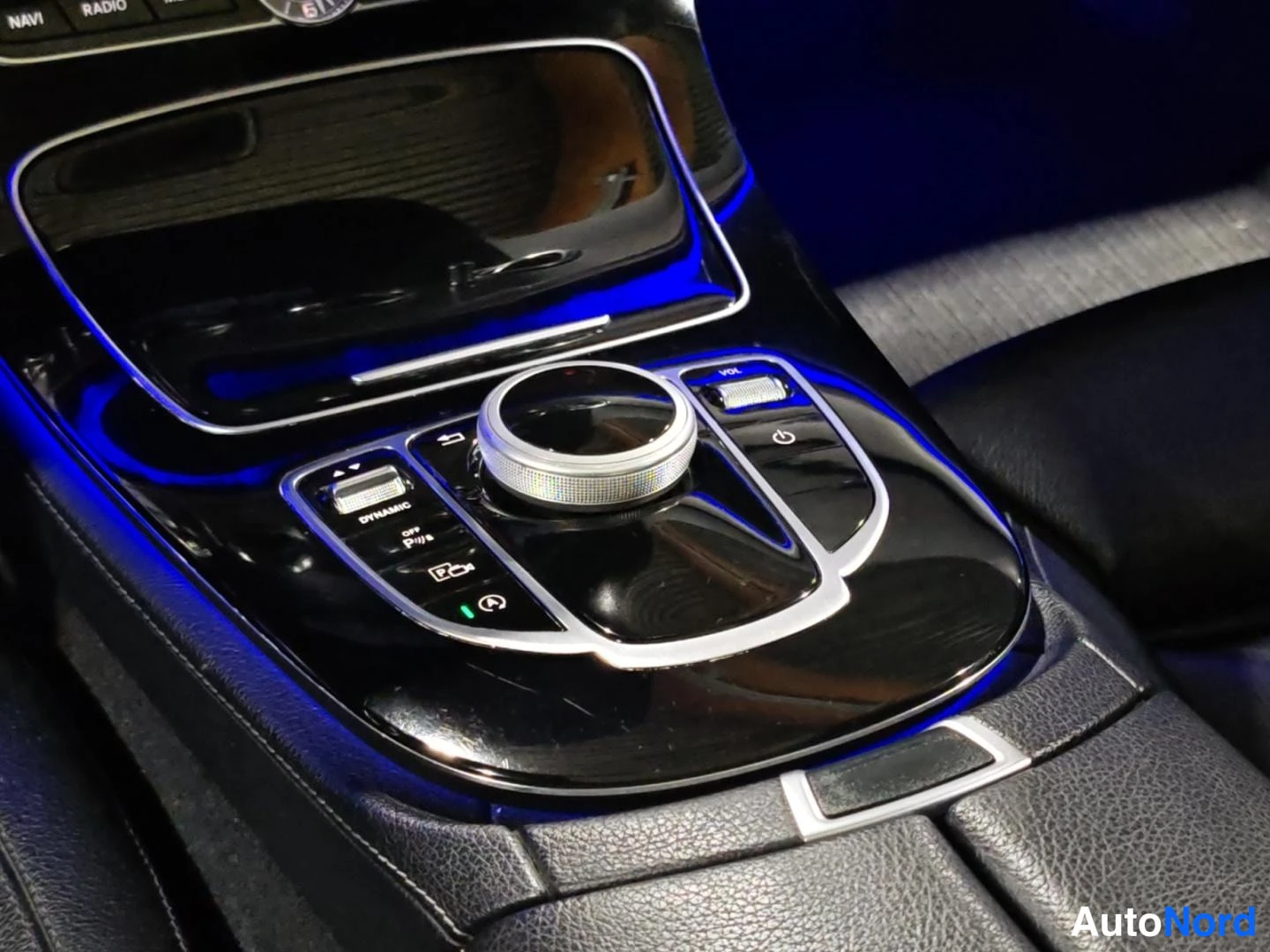 Musta Mercedes-Benz E 2016, yksityiskohta, kuva 19