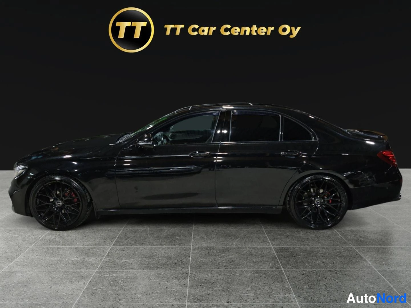 Musta Mercedes-Benz E 2016, sivulta, kuva 5