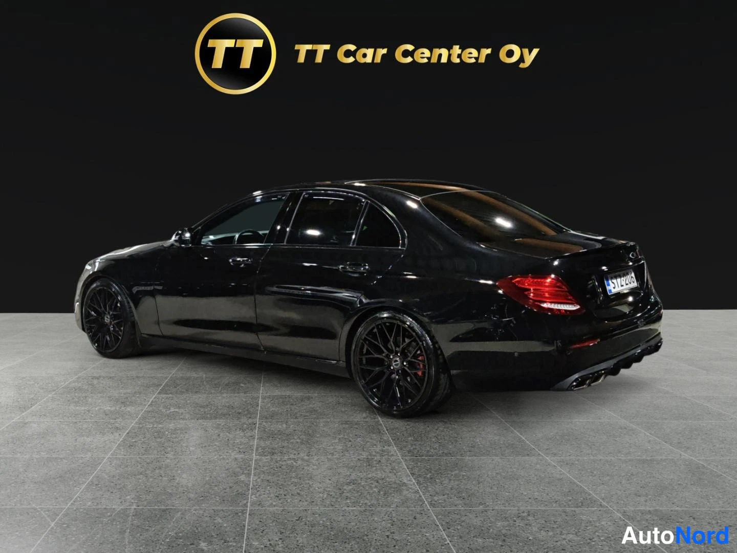 Musta Mercedes-Benz E 2016, takaviisto, kuva 6