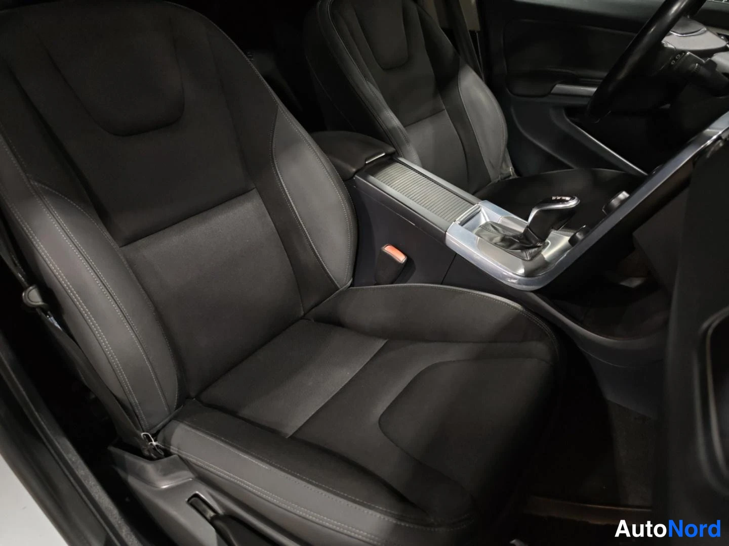 Hopea Volvo V60 2014, etuistuimet, kuva 11