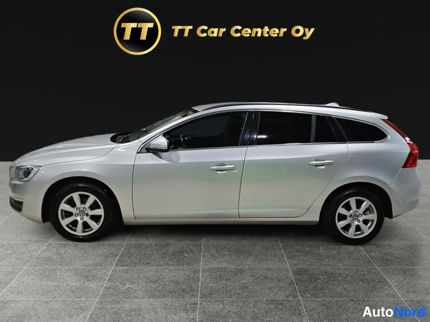 Hopea Volvo V60 2014, etuviisto, keula vasemmalle, kuva 2