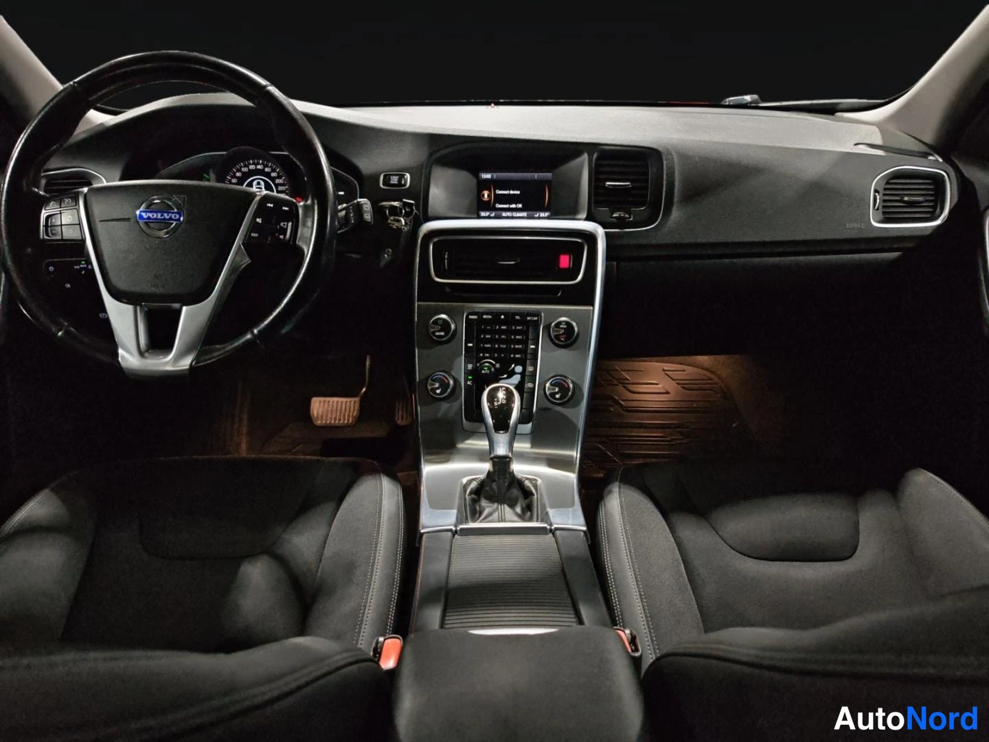 Hopea Volvo V60 2014, ohjaamo, kuva 9