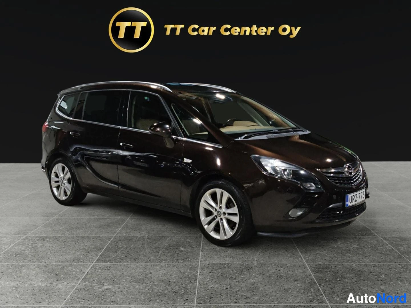 Ruskea Opel Zafira Tourer 2012, etuviisto, keula oikealle, kuva 2