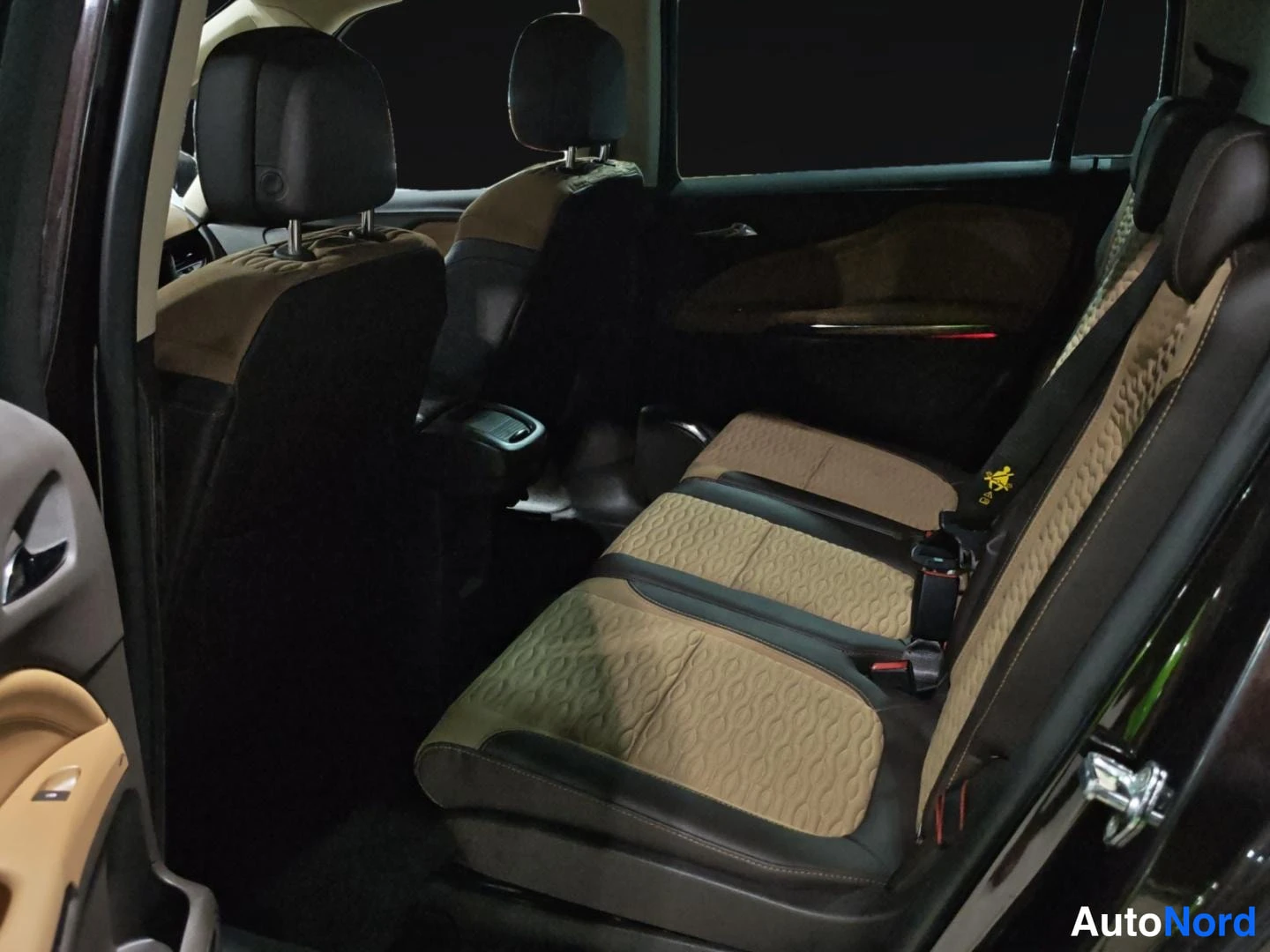 Ruskea Opel Zafira Tourer 2012, takaistuimet, kuva 16