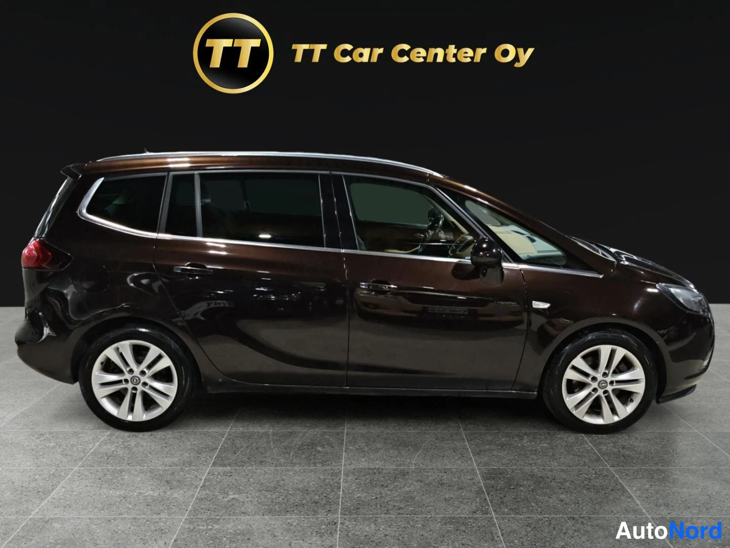 Ruskea Opel Zafira Tourer 2012, etuviisto, keula oikealle, kuva 3