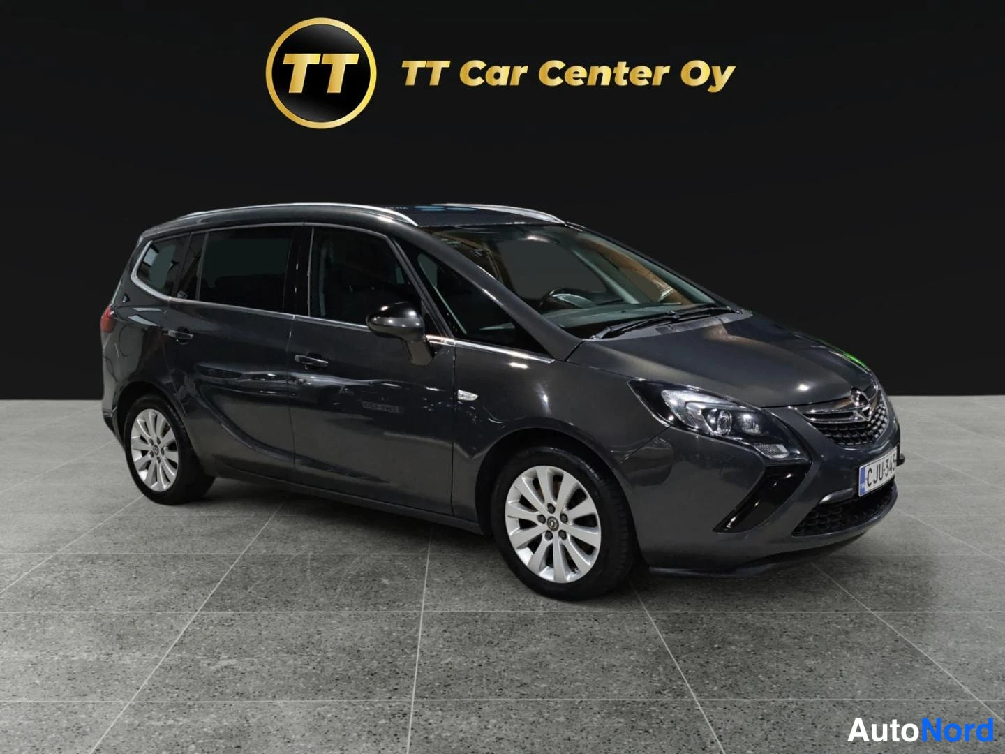 Harmaa Opel Zafira Tourer 2015, etuviisto, keula oikealle, kuva 2