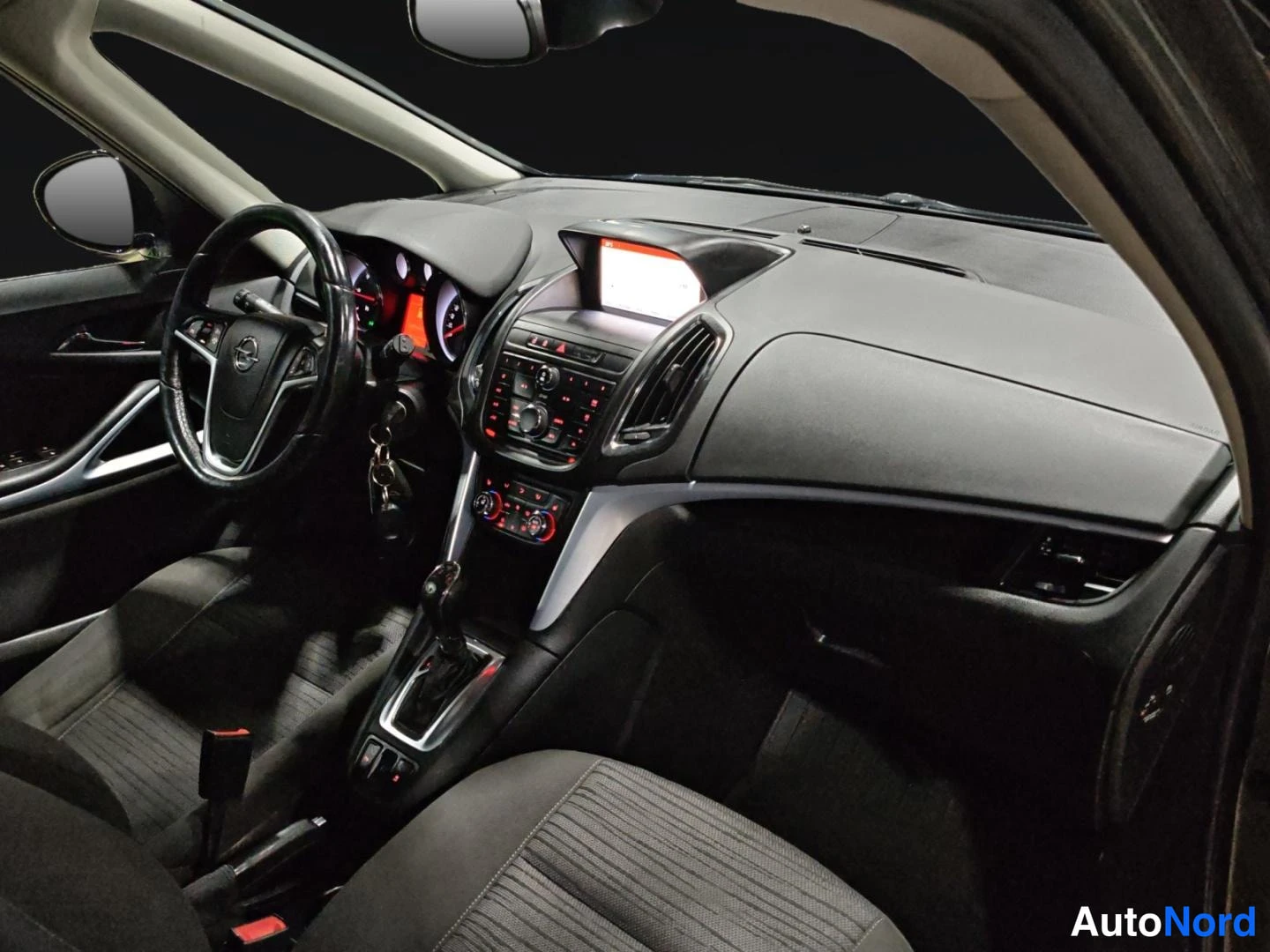 Harmaa Opel Zafira Tourer 2015, ohjaamo, kuva 11