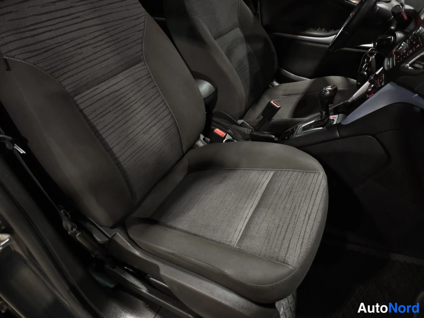 Harmaa Opel Zafira Tourer 2015, etuistuimet, kuva 13