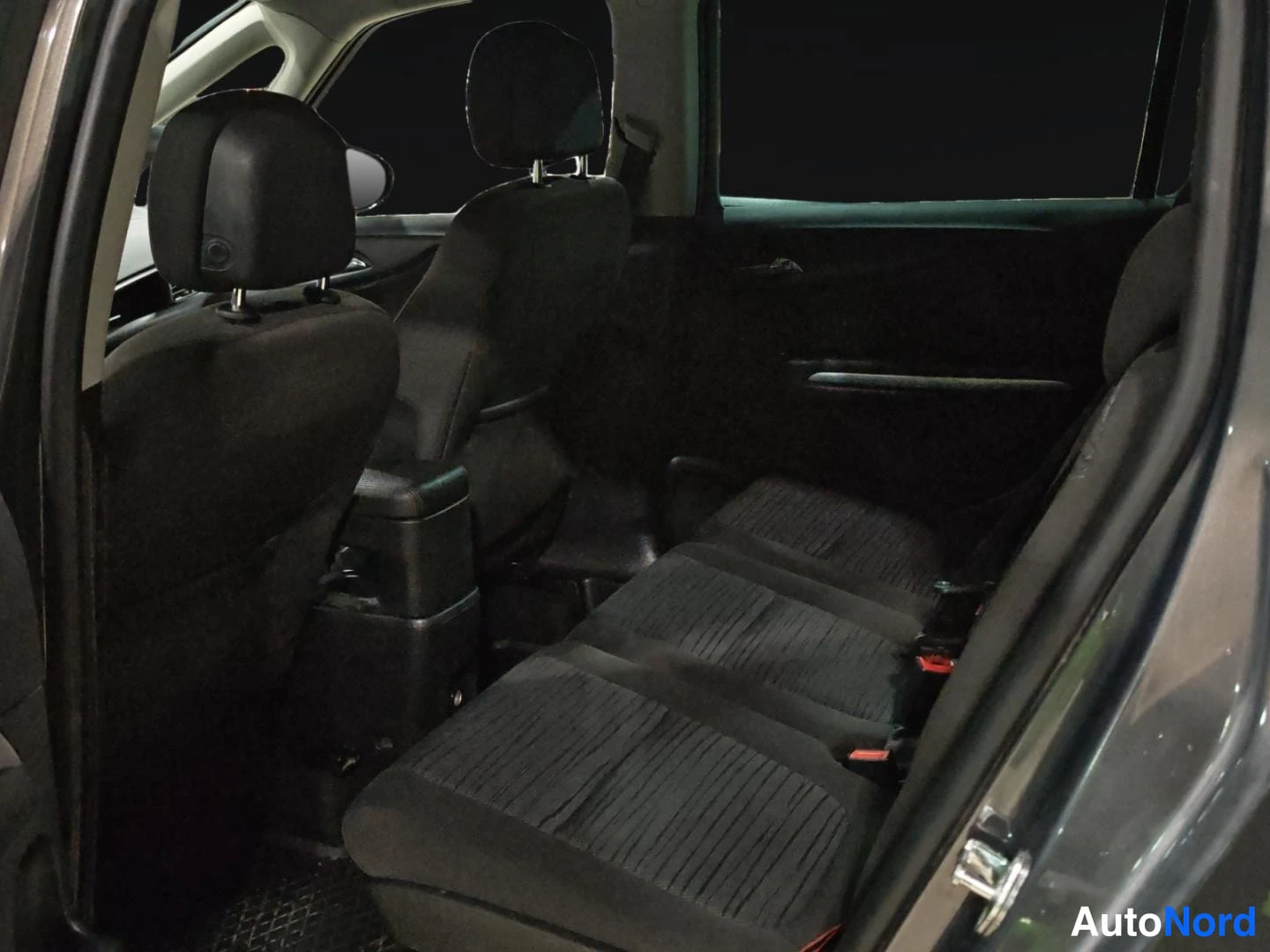 Harmaa Opel Zafira Tourer 2015, takaistuimet, kuva 14
