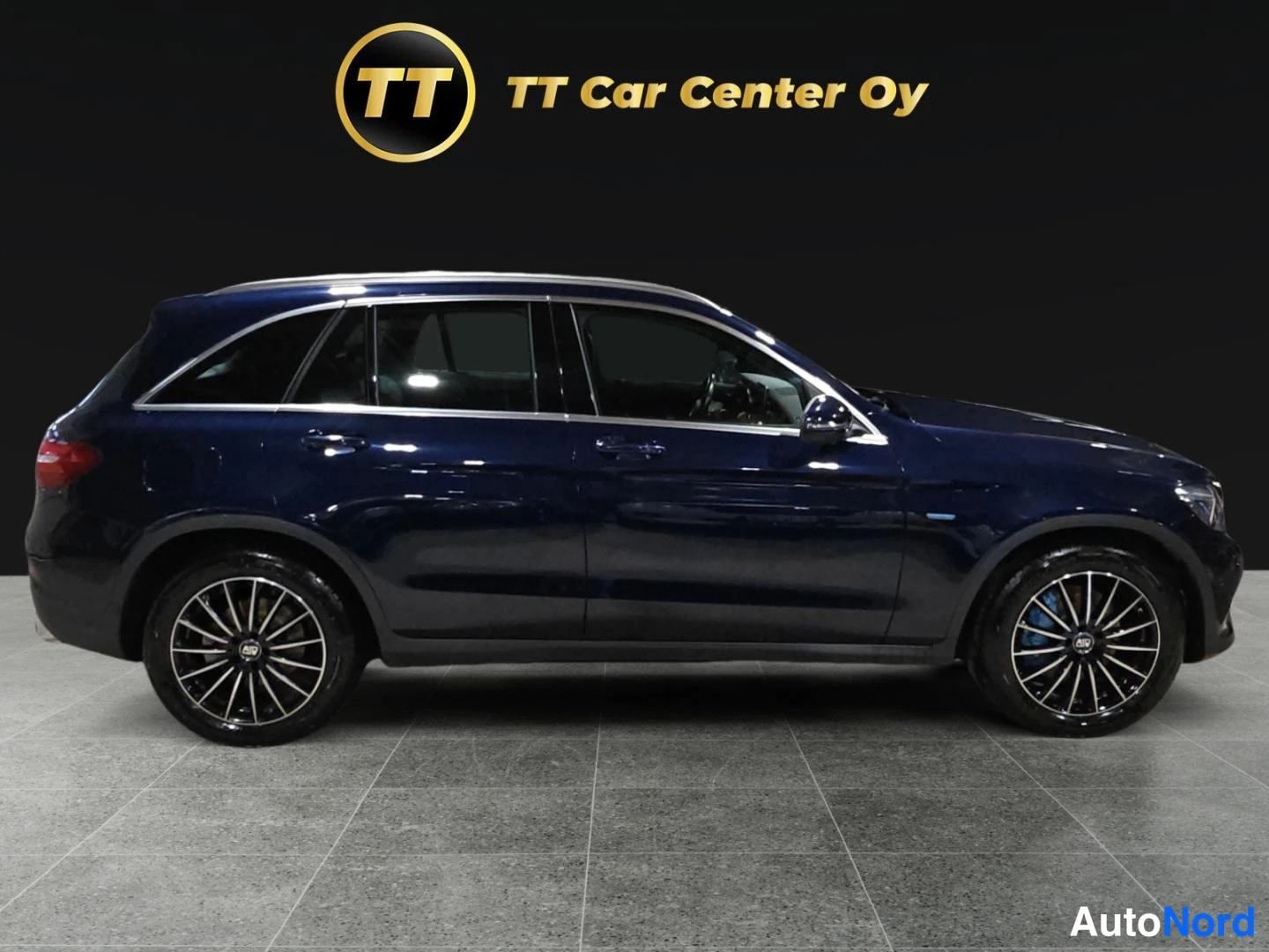 Sininen Mercedes-Benz GLC 2017, etuviisto, keula oikealle, kuva 4
