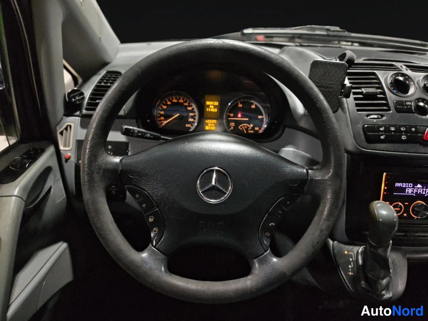 Musta Mercedes-Benz Vito 2007, ohjaamo, kuva 13