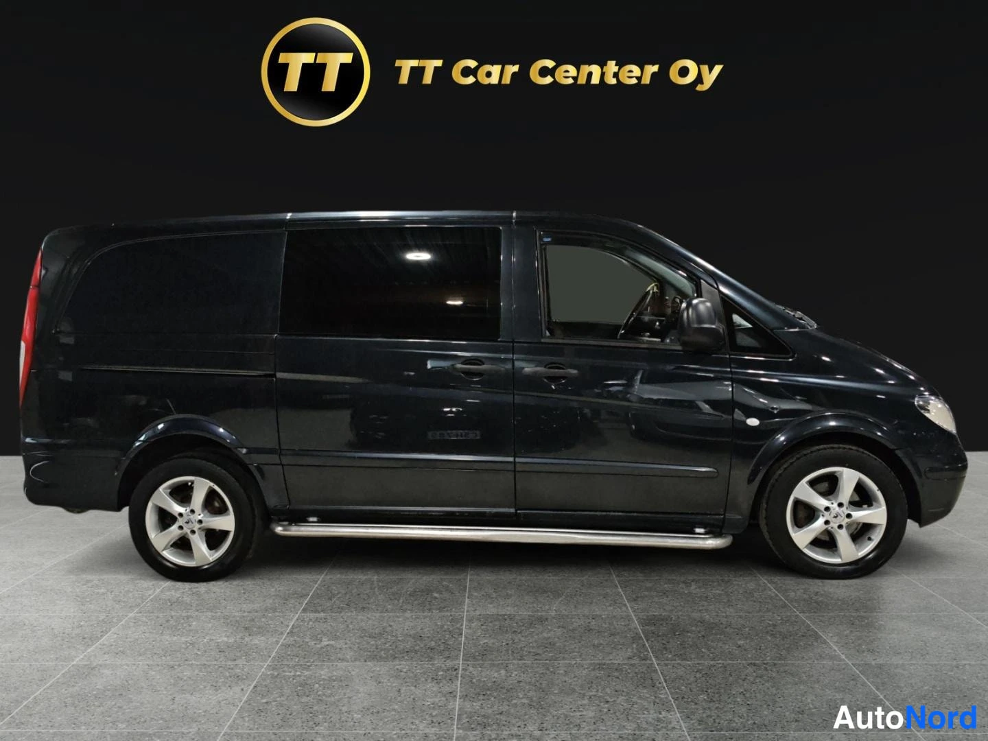 Musta Mercedes-Benz Vito 2007, etuviisto, keula oikealle, kuva 3