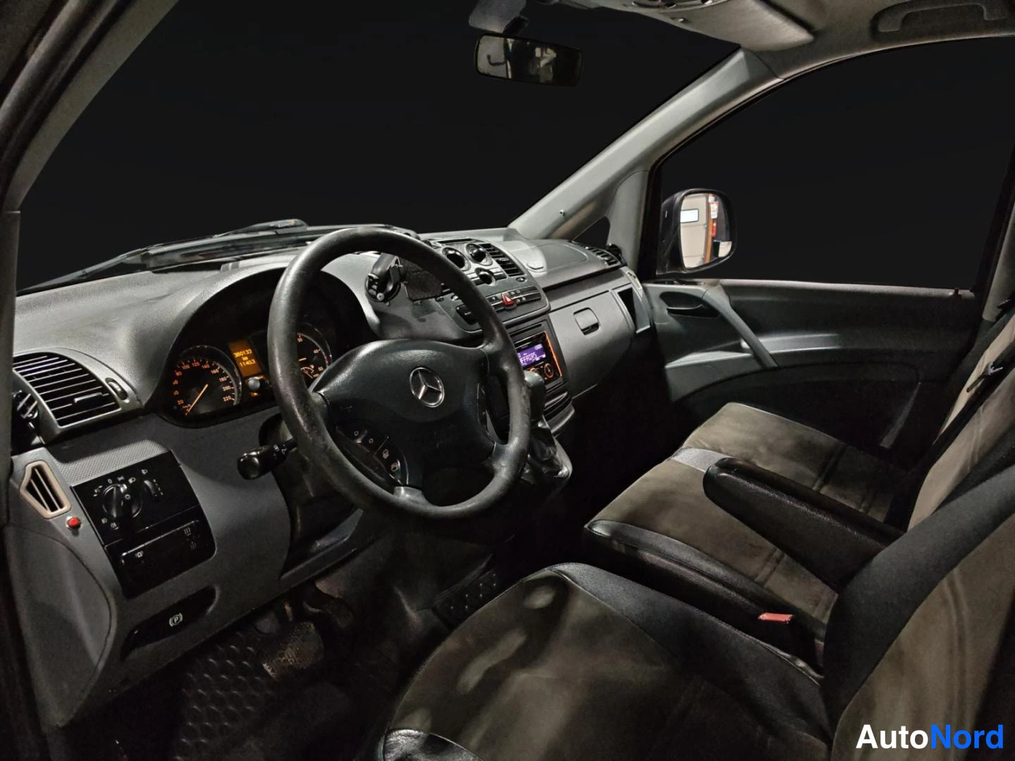 Musta Mercedes-Benz Vito 2007, ohjaamo, kuva 9