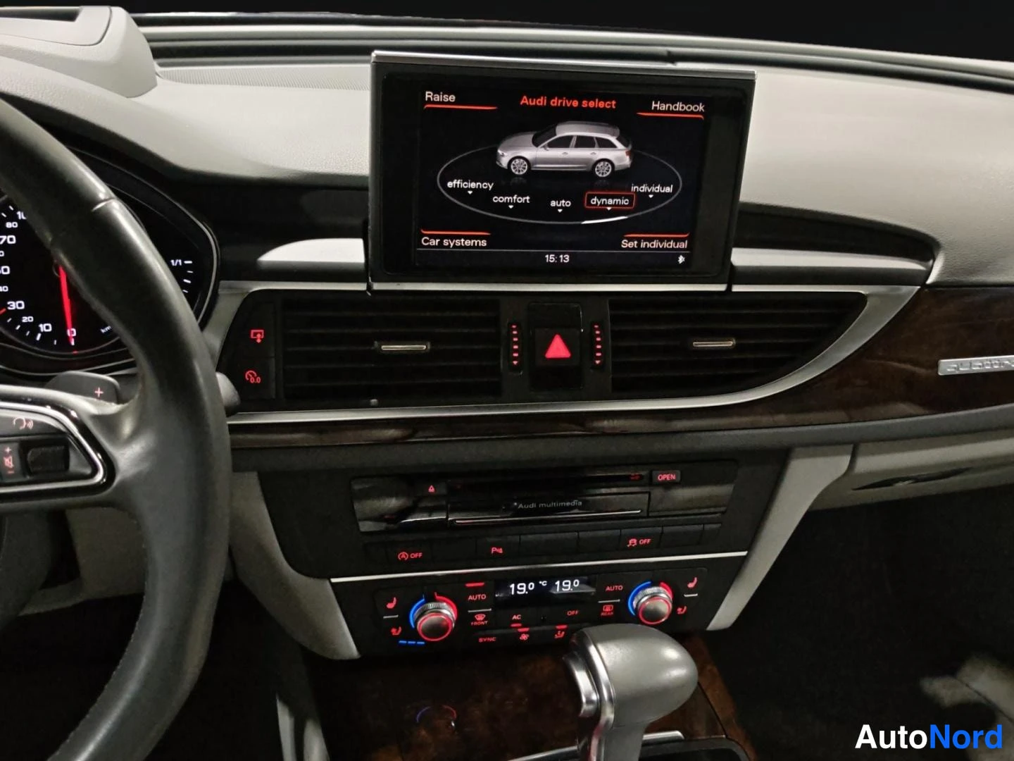 Sininen Audi A6 2012, ohjaamo, kuva 13
