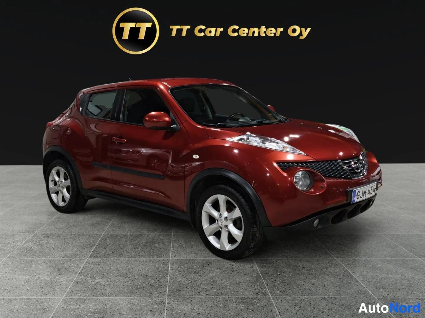 Punainen Nissan Juke 2011, etuviisto, keula oikealle, kuva 2