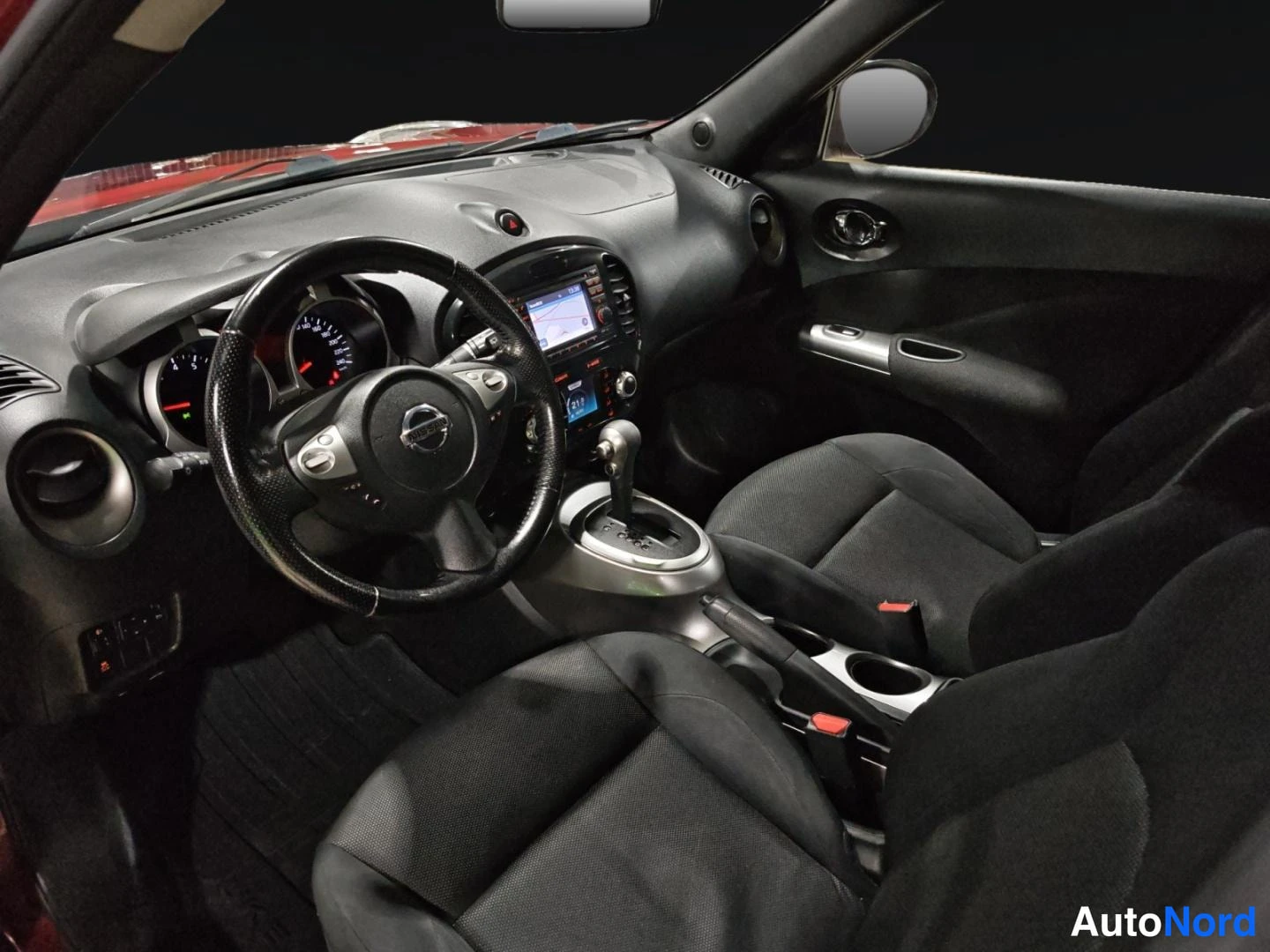 Punainen Nissan Juke 2011, ohjaamo, kuva 10