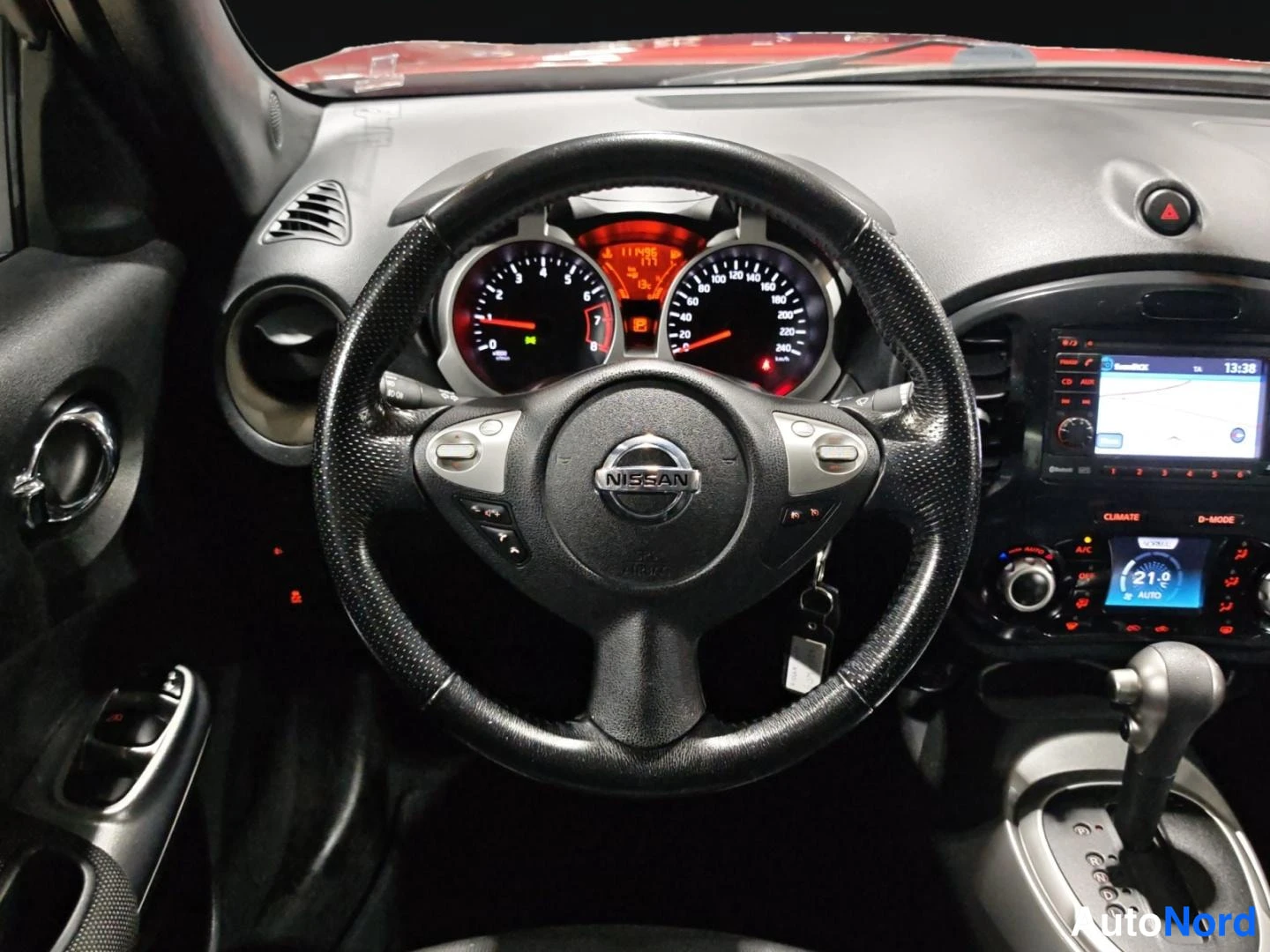 Punainen Nissan Juke 2011, ohjaamo, kuva 12