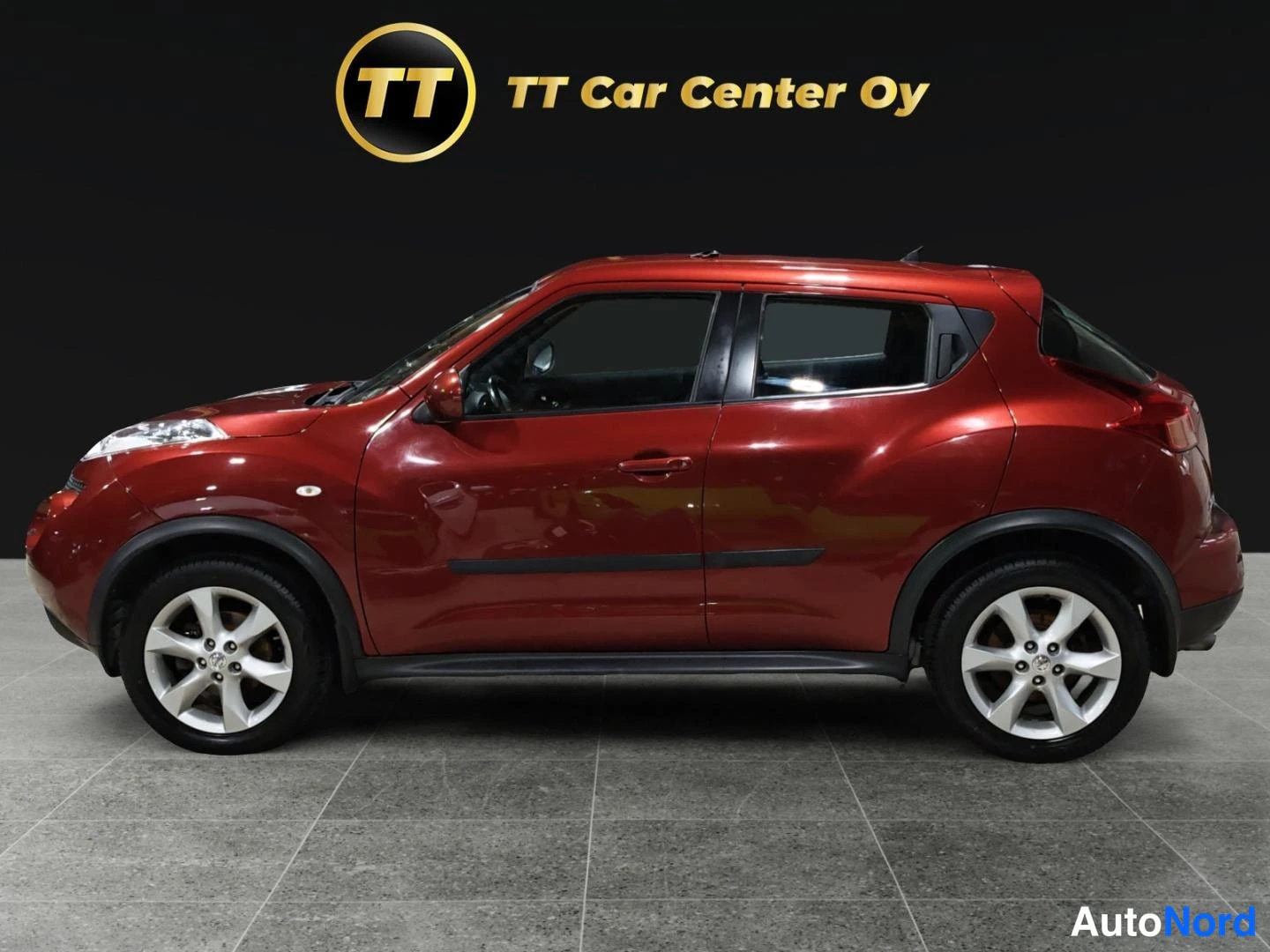 Punainen Nissan Juke 2011, sivulta, kuva 5