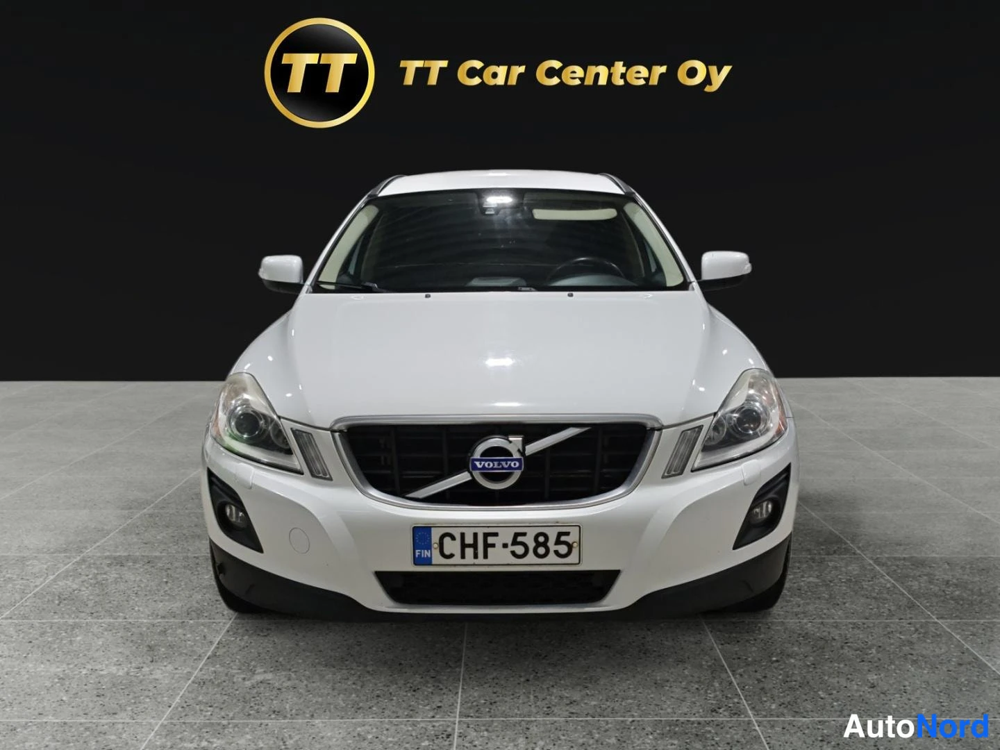 Valkoinen Volvo XC60 2009, edestä, kuva 4