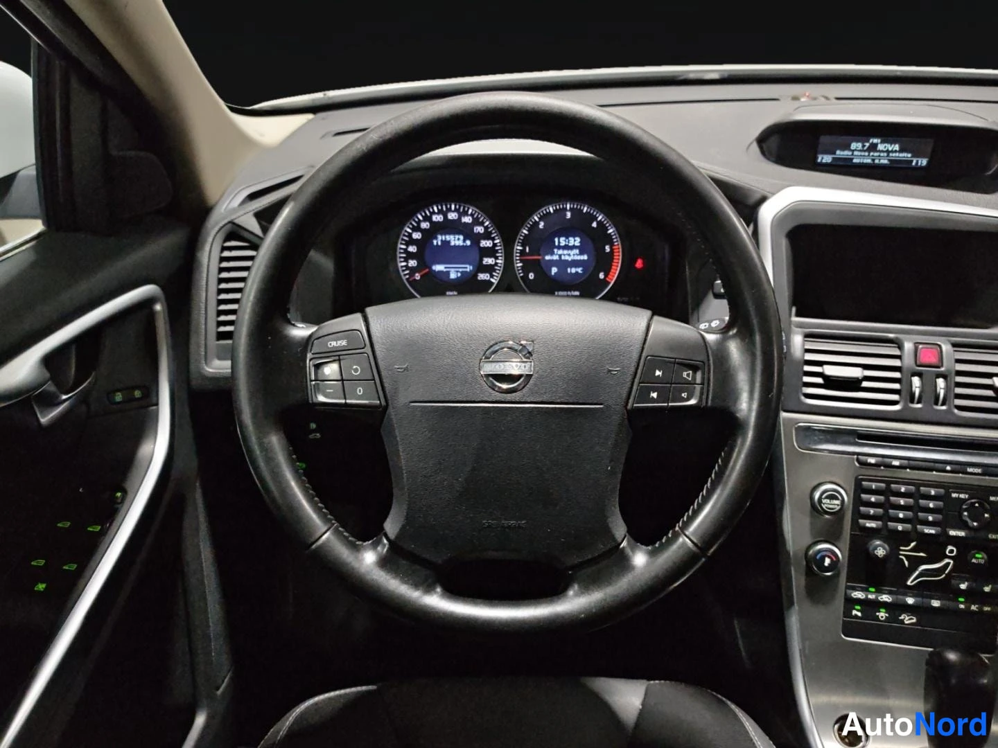 Valkoinen Volvo XC60 2009, ohjaamo, kuva 12