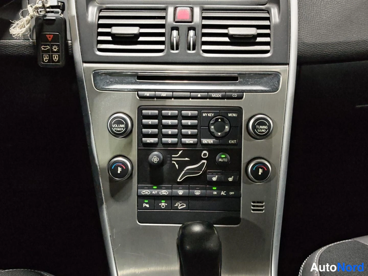 Valkoinen Volvo XC60 2009, yksityiskohta, kuva 15