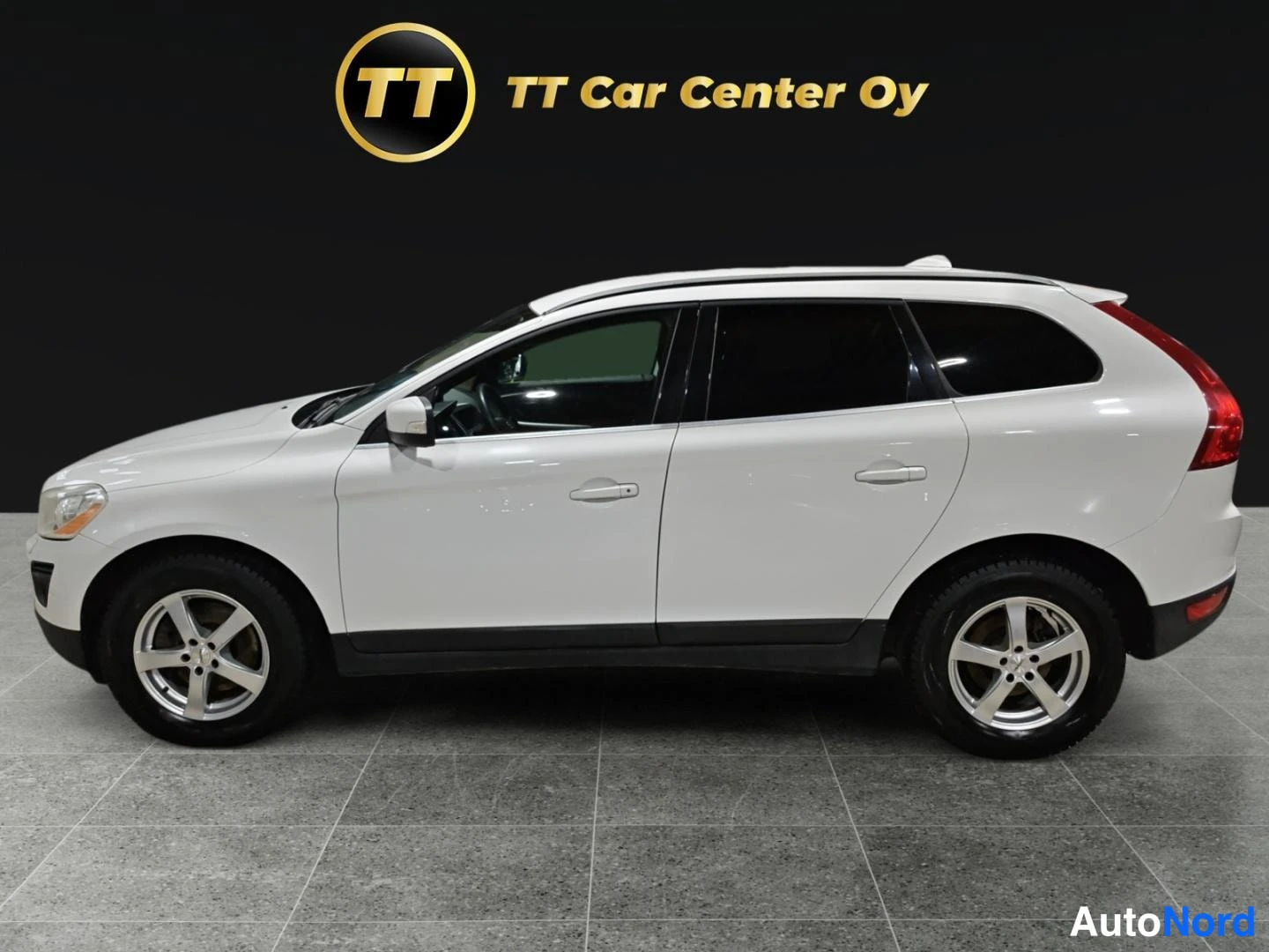 Valkoinen Volvo XC60 2009, sivulta, kuva 5