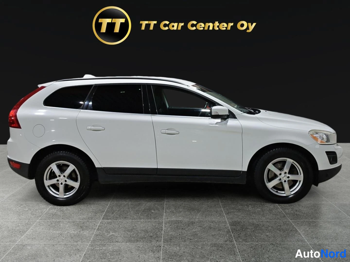 Valkoinen Volvo XC60 2009, etuviisto, keula oikealle, kuva 2