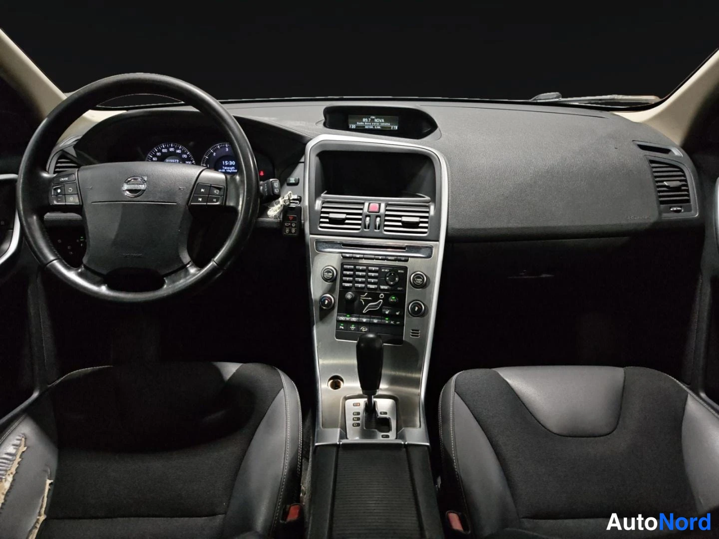 Valkoinen Volvo XC60 2009, ohjaamo, kuva 9