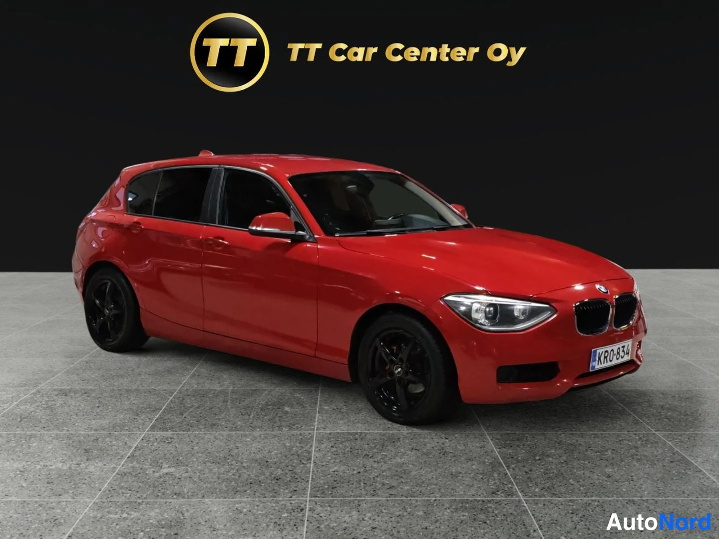 Punainen BMW 116d 2013, etuviisto, keula oikealle, kuva 2