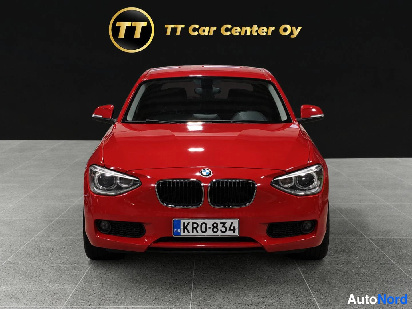 Punainen BMW 116d 2013, edestä, kuva 3