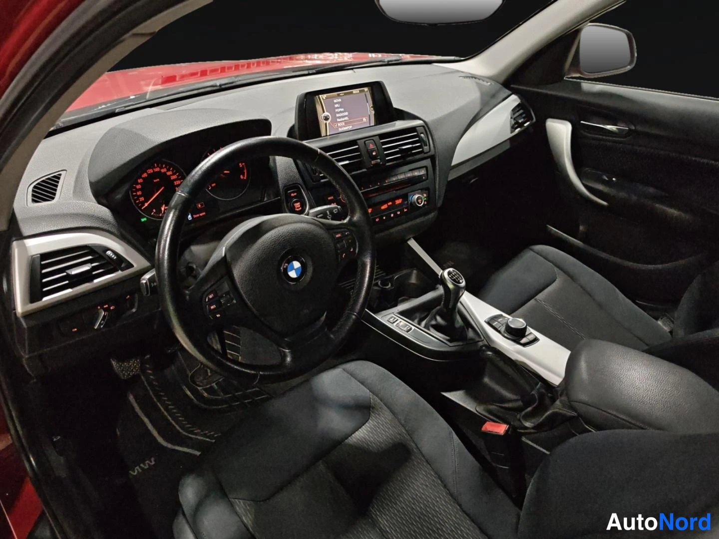 Punainen BMW 116d 2013, ohjaamo, kuva 10