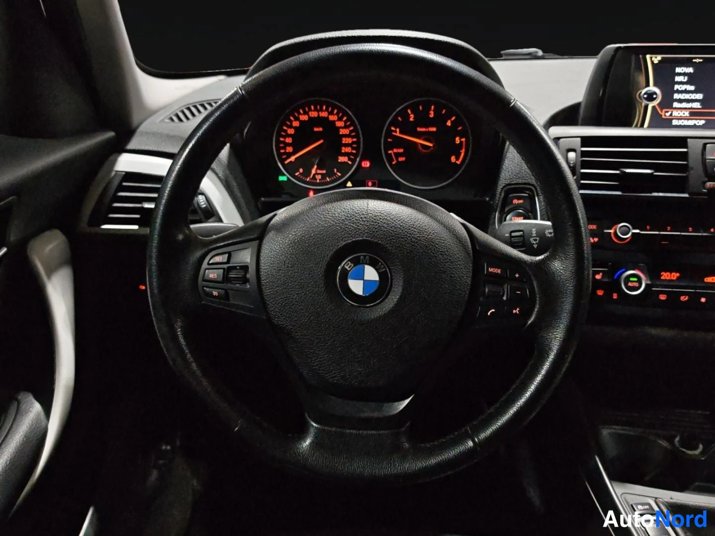 Punainen BMW 116d 2013, ohjaamo, kuva 12