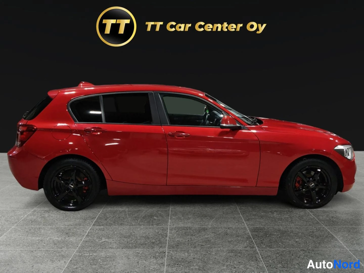 Punainen BMW 116d 2013, sivulta, kuva 4