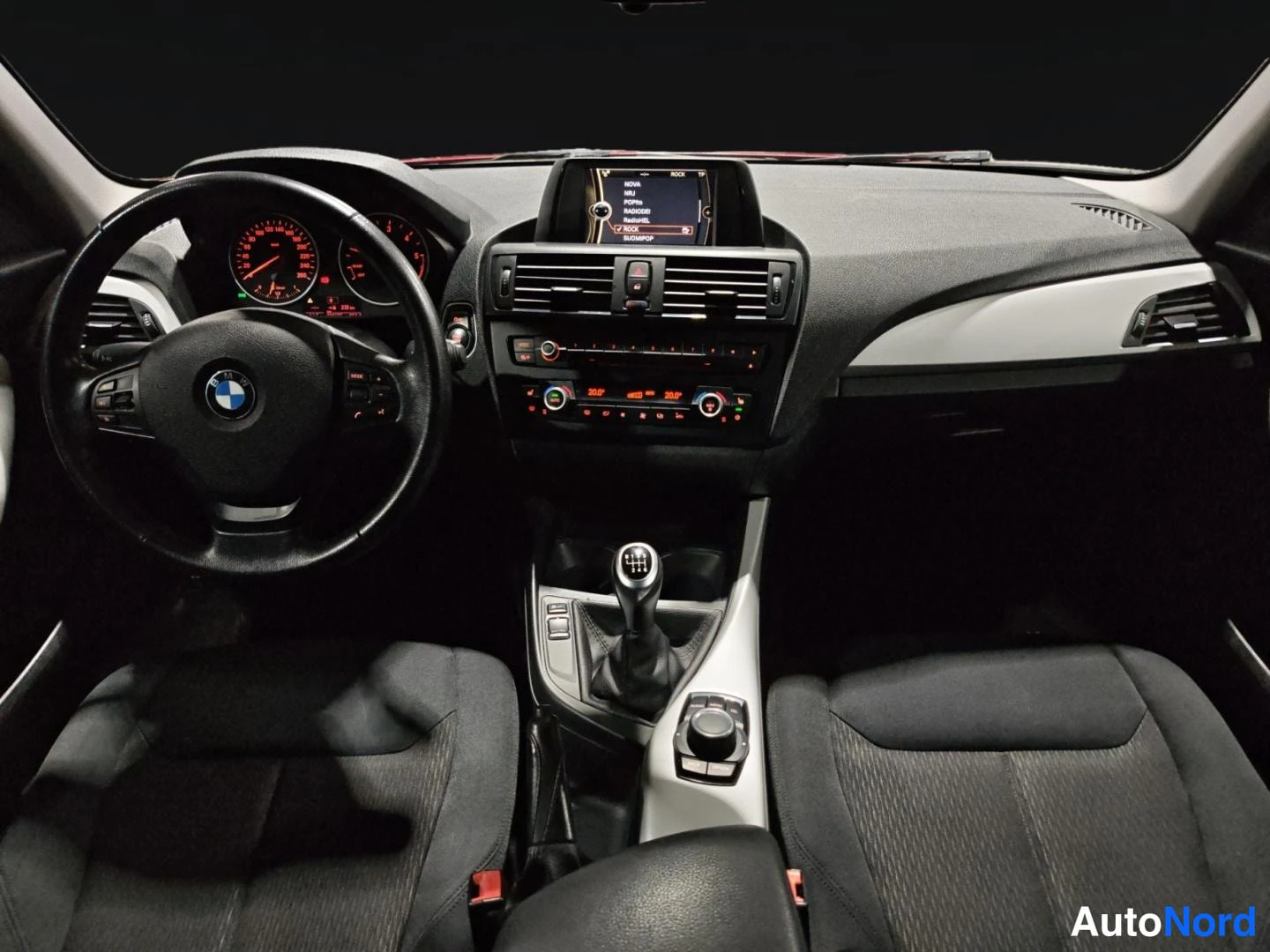 Punainen BMW 116d 2013, ohjaamo, kuva 9