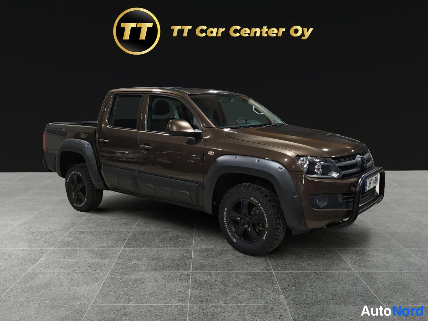 Ruskea Volkswagen Amarok 2011, etuviisto, keula oikealle, kuva 2