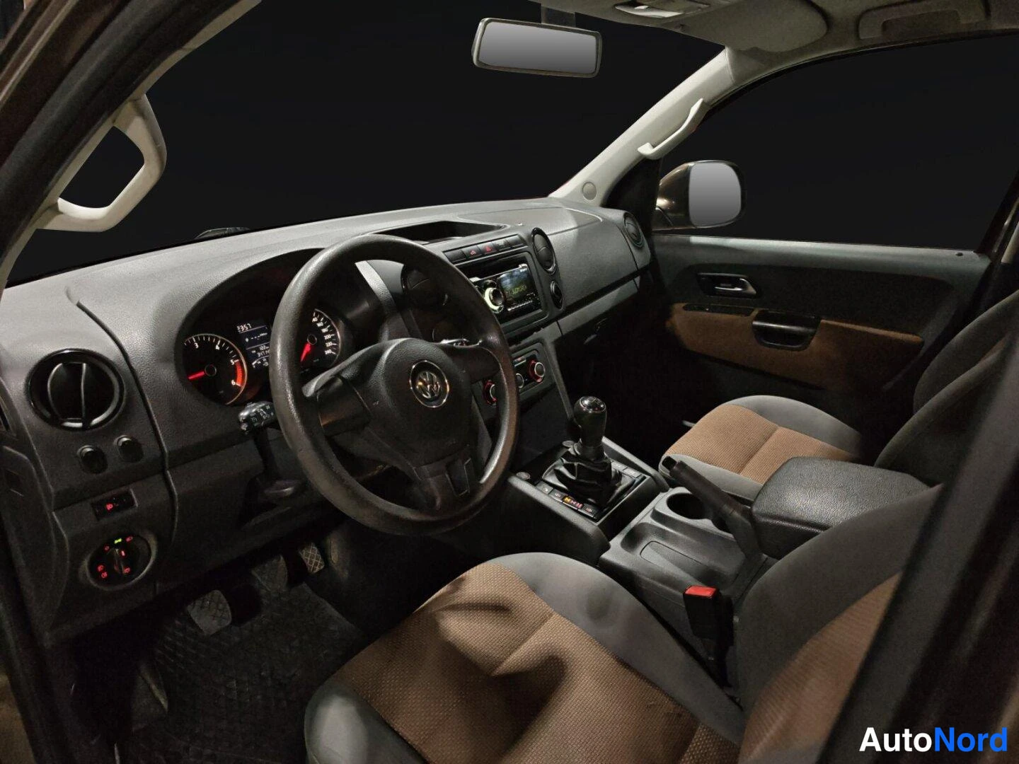 Ruskea Volkswagen Amarok 2011, ohjaamo, kuva 11