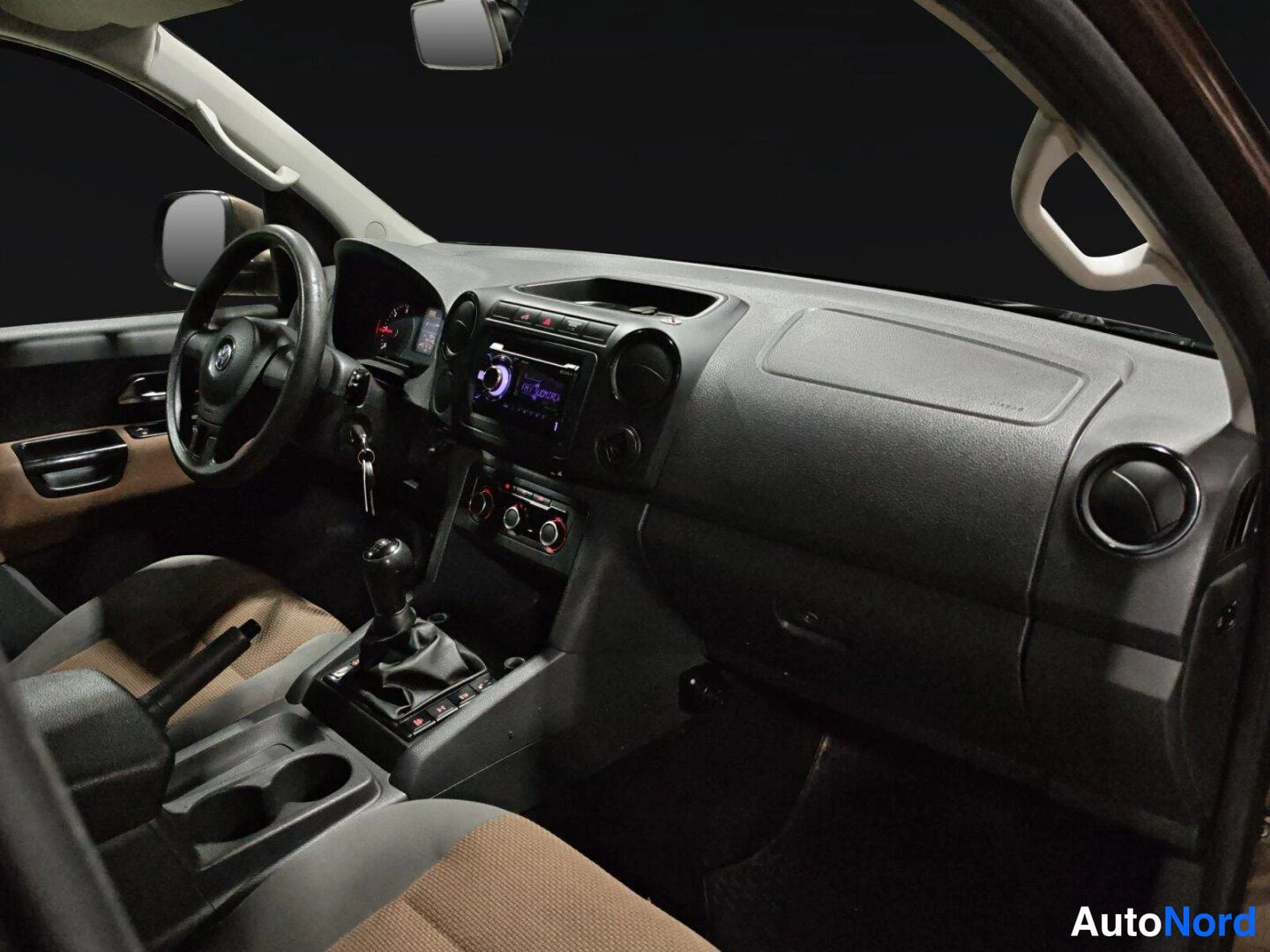Ruskea Volkswagen Amarok 2011, ohjaamo, kuva 12