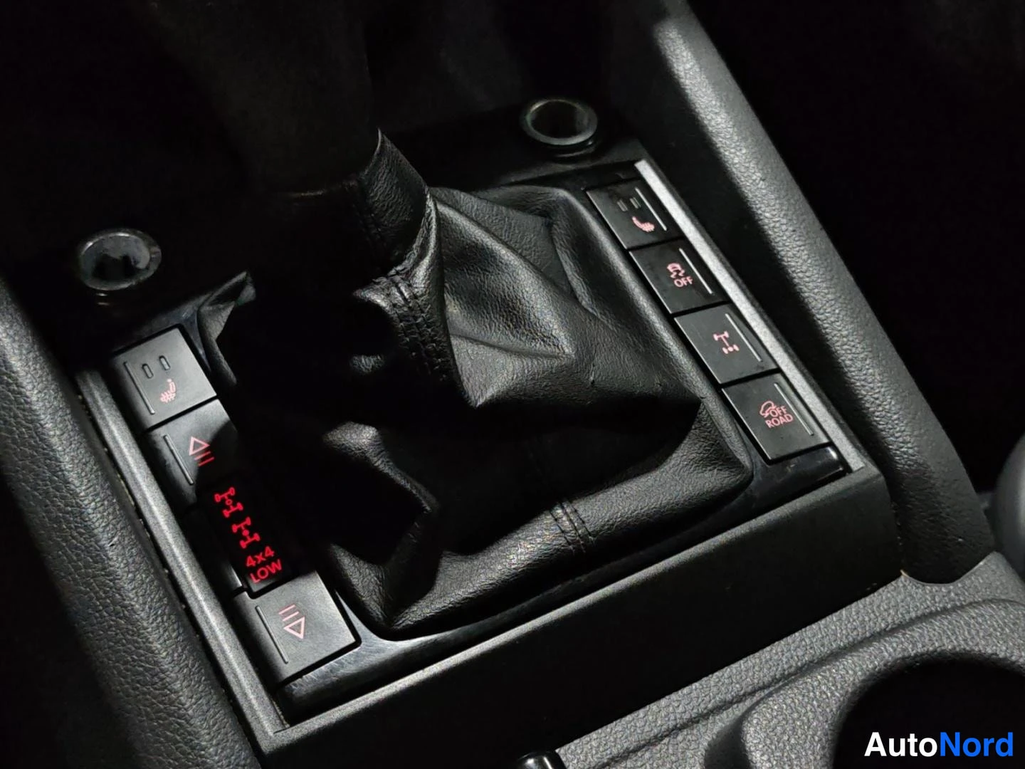 Ruskea Volkswagen Amarok 2011, yksityiskohta, kuva 16