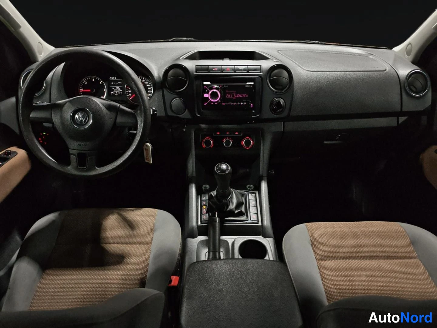 Ruskea Volkswagen Amarok 2011, ohjaamo, kuva 10