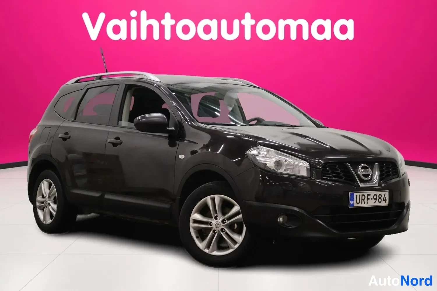 Violetti Nissan Qashqai+2 2011, etuviisto, keula oikealle, kuva 2