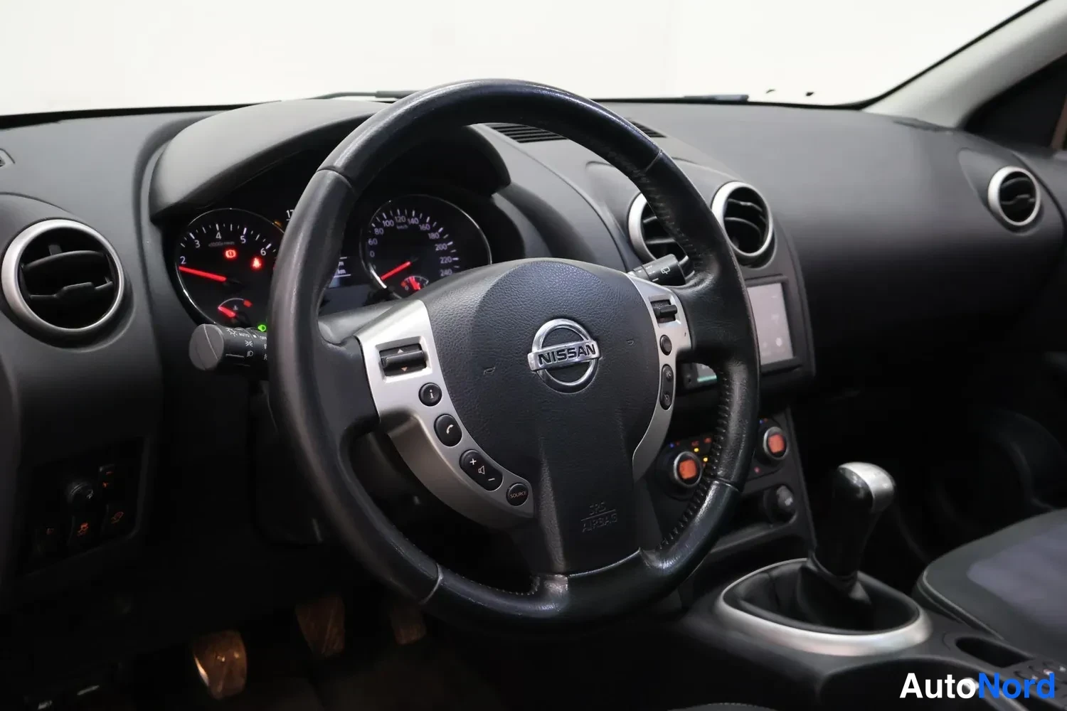 Violetti Nissan Qashqai+2 2011, ohjaamo, kuva 7