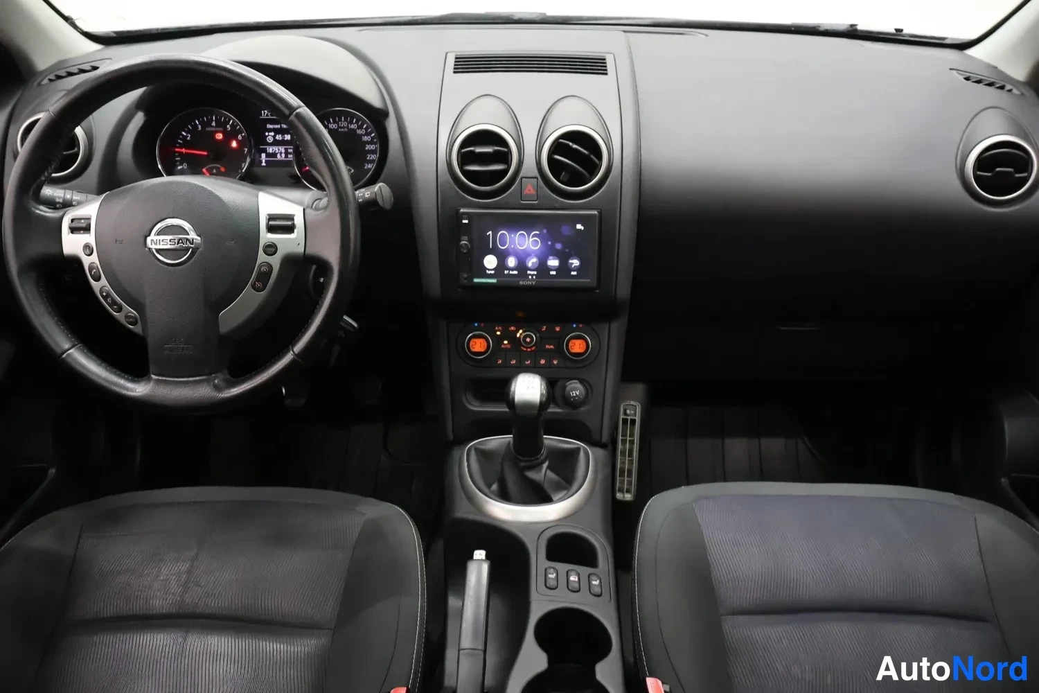 Violetti Nissan Qashqai+2 2011, ohjaamo, kuva 8