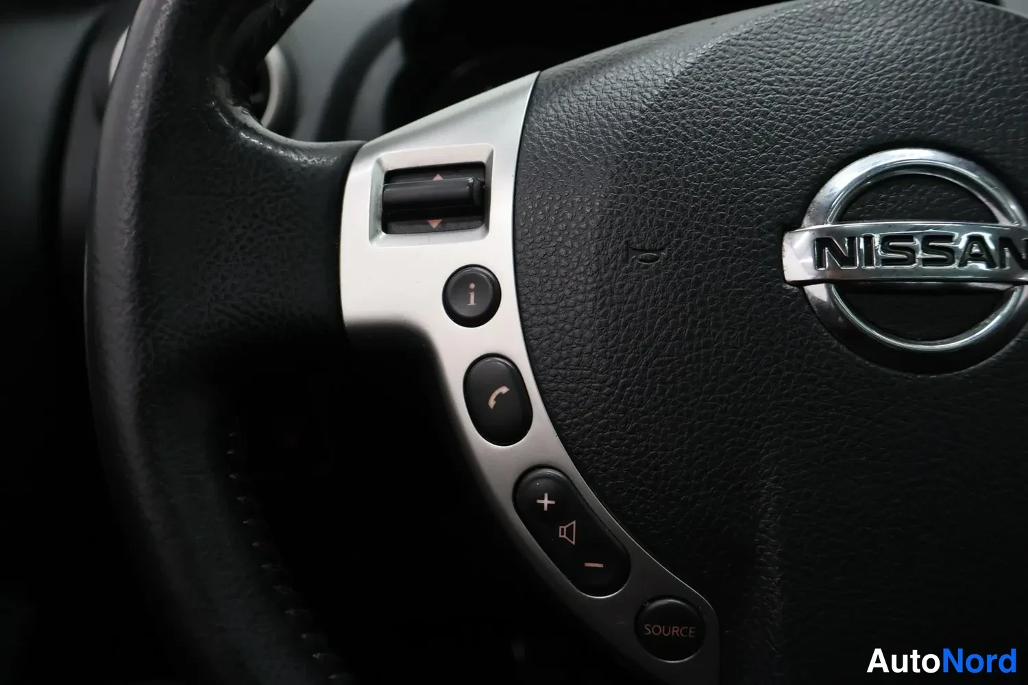 Violetti Nissan Qashqai+2 2011, yksityiskohta, kuva 17