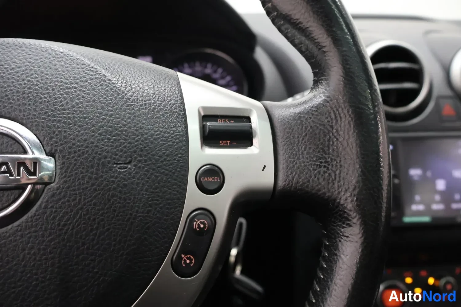 Violetti Nissan Qashqai+2 2011, yksityiskohta, kuva 19