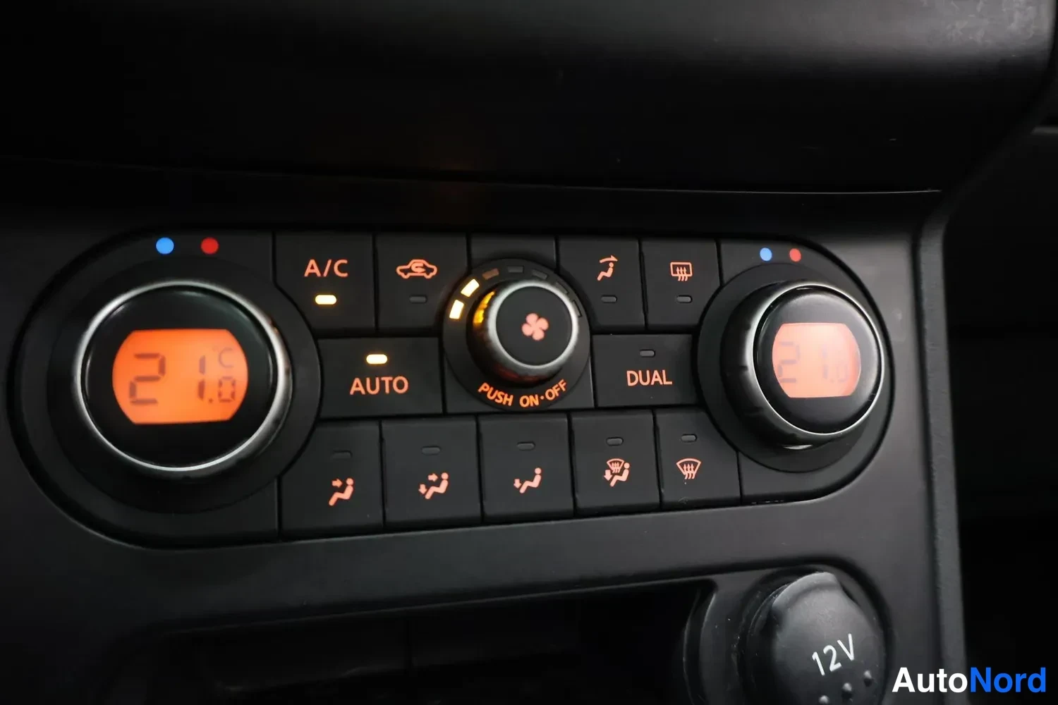 Violetti Nissan Qashqai+2 2011, yksityiskohta, kuva 20